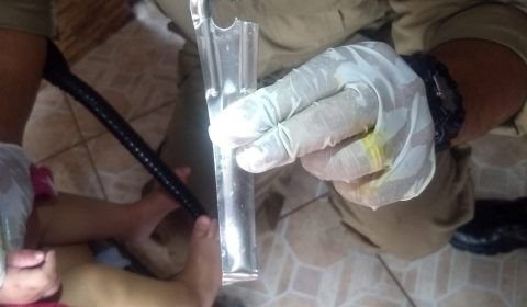 URGENTE: em Manaus, bebê fica com dedo preso em concha e bombeiros são acionados