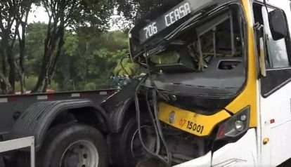 URGENTE: grave acidente no Amazonas entre ônibus e caminhão deixa vários feridos