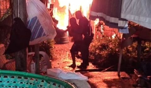 Urgente: homem surta, incendeia casa e tenta jogar filhos no fogo no Amazonas