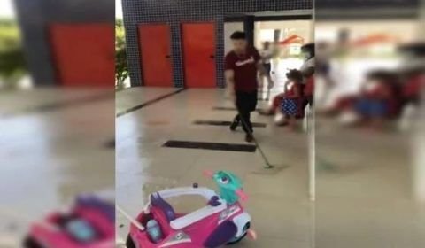 Urgente: irritado, homem joga balde d’água com sabão em crianças; VEJA VÍDEO