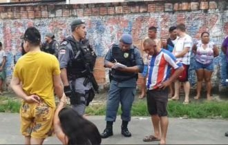Urgente: mãe abraça corpo de filho que foi assassinado na Compensa; veja vídeos