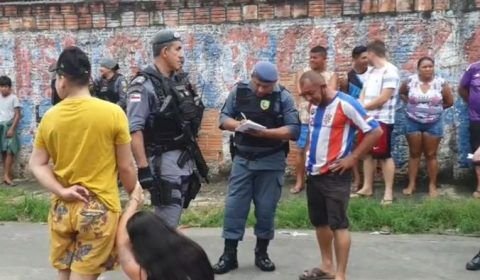 Urgente: mãe abraça corpo de filho que foi assassinado na Compensa; veja vídeos