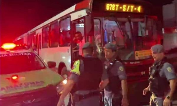 URGENTE: polícia prende trio durante assalto a ônibus em Manaus