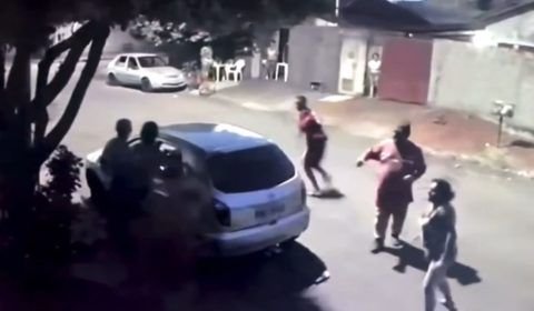 Urgente: veja momento em que mãe morre após defender filho de tiro durante briga; VÍDEO FORTE
