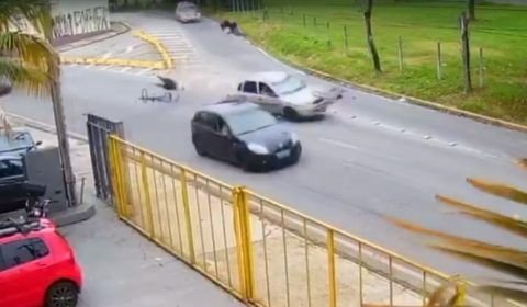 URGENTE: Veja o momento que ciclistas são arremessados por bandidos