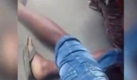 Urgente: vídeo mostra homem morrendo com faca cravada no olho; ASSISTA