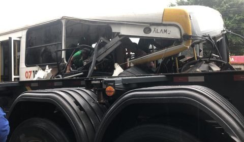 Veja o vídeo do grave acidente entre ônibus e caminhão que deixa vários feridos