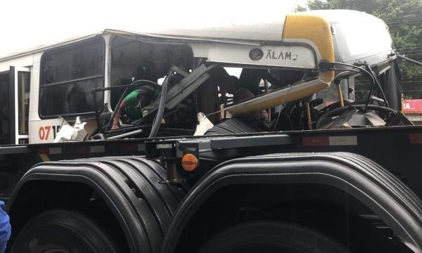 Veja o vídeo do grave acidente entre ônibus e caminhão que deixa vários feridos