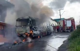 Veja o vídeo do micro-ônibus que pegou fogo no Conjunto Boas Novas
