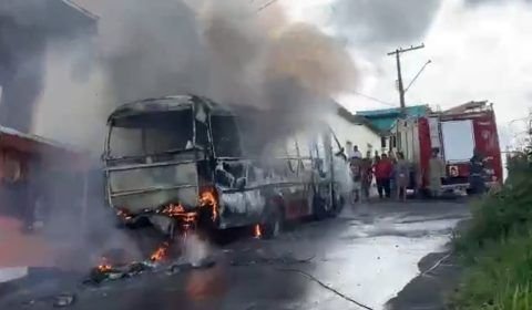 Veja o vídeo do micro-ônibus que pegou fogo no Conjunto Boas Novas