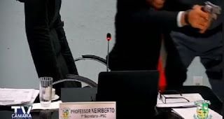 Vereador saca arma e aponta para colega durante discussão em plenário