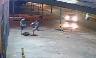 Vídeo: Adolescentes são flagrados espancando homem em situação de rua