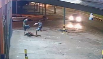 Vídeo: Adolescentes são flagrados espancando homem em situação de rua