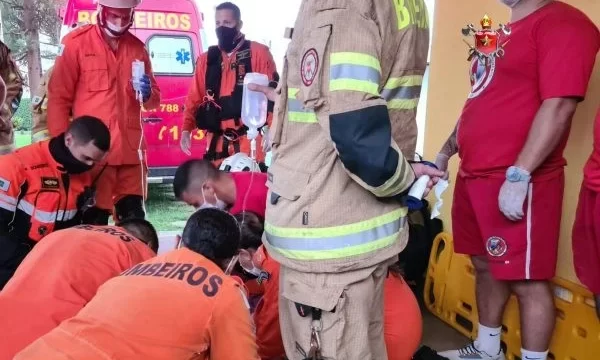 Vídeo: bombeiros conseguem salvar vida de criança que se afogou