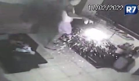 Vídeo: cigarro eletrônico explode no rosto de músico