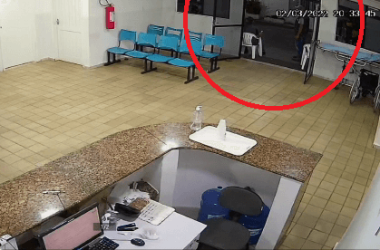 Vídeo: criminosos roubam arma e itens de segurança em hospital