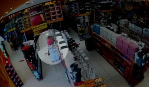 Vídeo. Homem fotografa partes íntimas de mulher em loja
