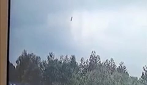 Vídeo impressionante mostra avião com 132 pessoas caindo de bico
