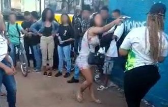 Vídeo: jovem aponta arma para aluna em briga em frente a escola