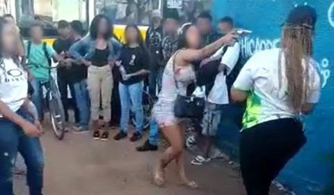Vídeo: jovem aponta arma para aluna em briga em frente a escola