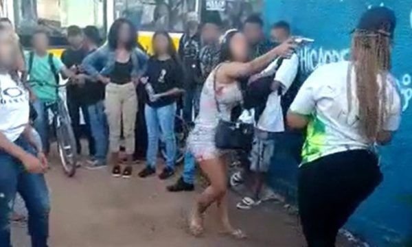 Vídeo: jovem aponta arma para aluna em briga em frente a escola