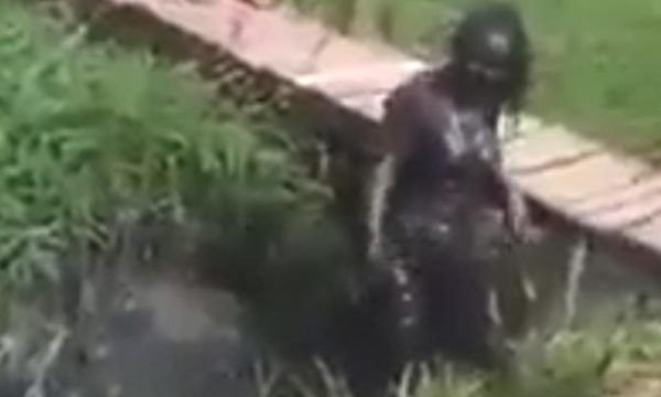 Vídeo mostra ‘corna’ tentando afogar amante do marido em lama; ASSISTA
