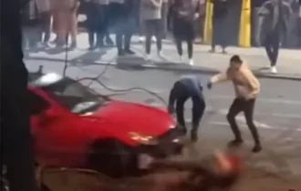 Vídeo mostra motorista atropelando pedestre enquanto fazia 'zerinhos' nos EUA