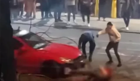 Vídeo mostra motorista atropelando pedestre enquanto fazia 'zerinhos' nos EUA