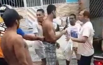 Vídeo mostra suspeito de assaltos levando pauladas no Novo Aleixo em Manaus; ASSISTA