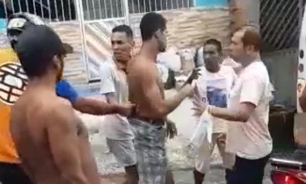 Vídeo mostra suspeito de assaltos levando pauladas no Novo Aleixo em Manaus; ASSISTA