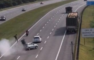 Vídeo: motociclista 'voa' em acidente com um morto e quatro feridos