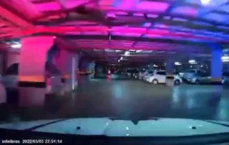 Vídeo: motoqueiro foge e é preso em garagem após perseguição alucinada