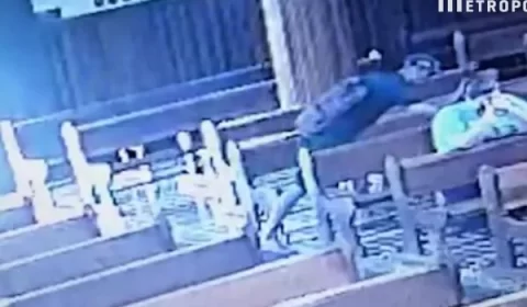 Vídeo: Mulher tem a bolsa furtada enquanto rezava em igreja