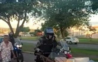 Vídeo: PMDF viraliza ao ajudar senhora com carrinho de recicláveis