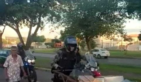 Vídeo: PMDF viraliza ao ajudar senhora com carrinho de recicláveis