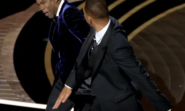 Will Smith dá tapa no rosto de Chris Rock após piada na premiação do Oscar 2022