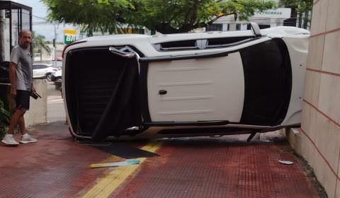 URGENTE: mulher fica ferida após carro colidir e capotar em Manaus