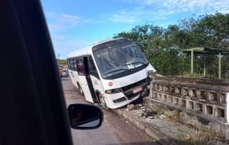 URGENTE : Micro-ônibus colide em meio fio em Manaus