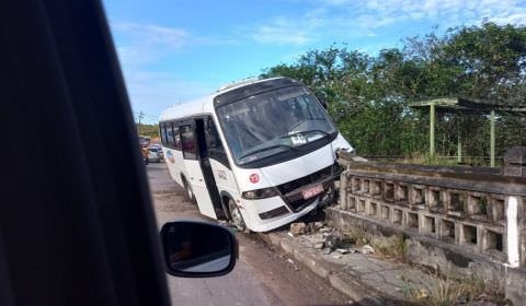 URGENTE : Micro-ônibus colide em meio fio em Manaus