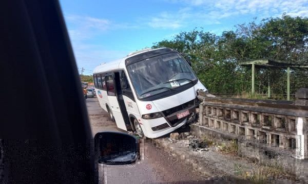 URGENTE : Micro-ônibus colide em meio fio em Manaus