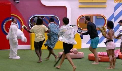 BBB22: Arthur Aguiar volta com sangue nos olhos e deixa brothers perplexos:"Voltei"