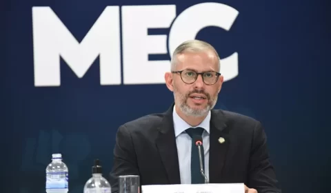 Bolsonaro oficializa Victor Godoy Veiga como ministro da Educação