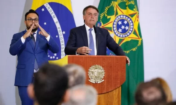 Com novo programa, Bolsonaro critica Mais Médicos: ‘Escravidão’