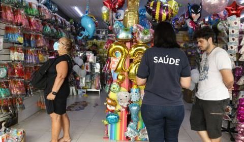 Confiança do comércio volta a crescer após dois meses