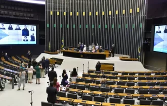 Deputados têm até hoje para trocar de partido sem perder mandato