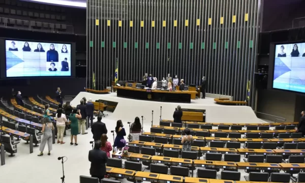 Deputados têm até hoje para trocar de partido sem perder mandato