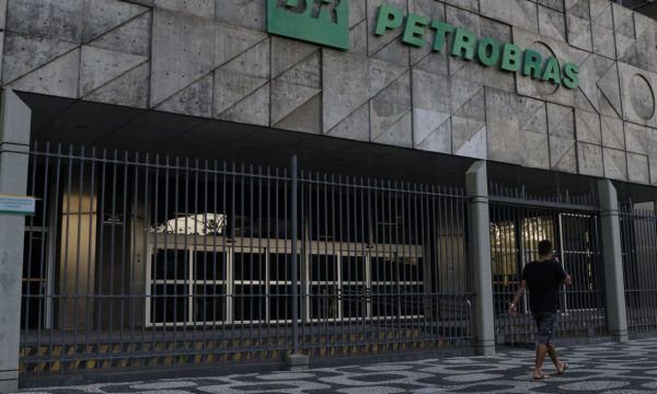 Domínio da Petrobrás aumenta preço dos combustíveis ao consumidor final