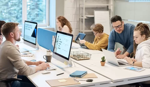 Empresas podem exigir que trabalhador volte ao formato presencial