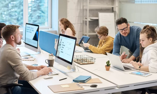 Empresas podem exigir que trabalhador volte ao formato presencial