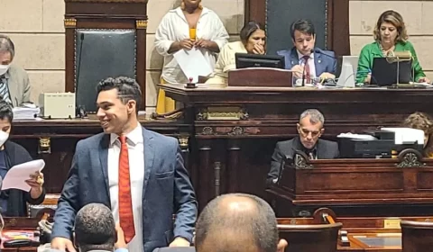 Gabriel Monteiro volta sorridente ao plenário após relato em delegacia
